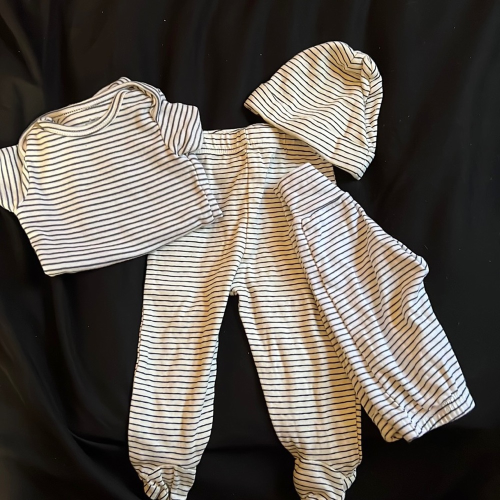 My child has just grew out of this so fast! It’s 0-3 months black and white